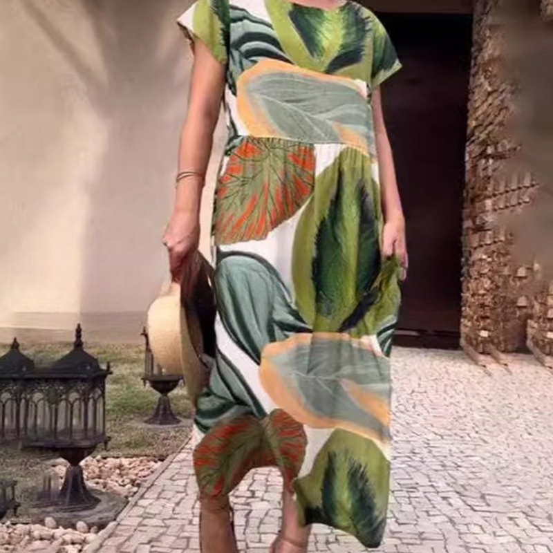 Vestido com estampa de folhas, decote redondo e fenda lateral