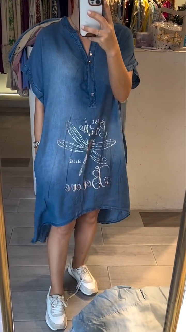Vestido jeans casual feminino com decote em V e gola semiaberta, fechado com botões.