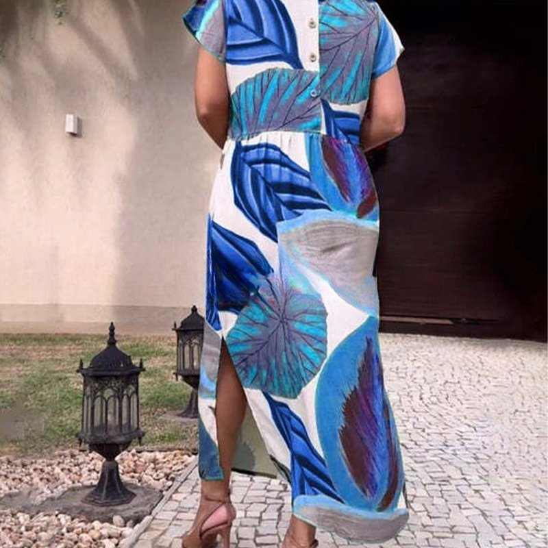 Vestido com estampa de folhas, decote redondo e fenda lateral