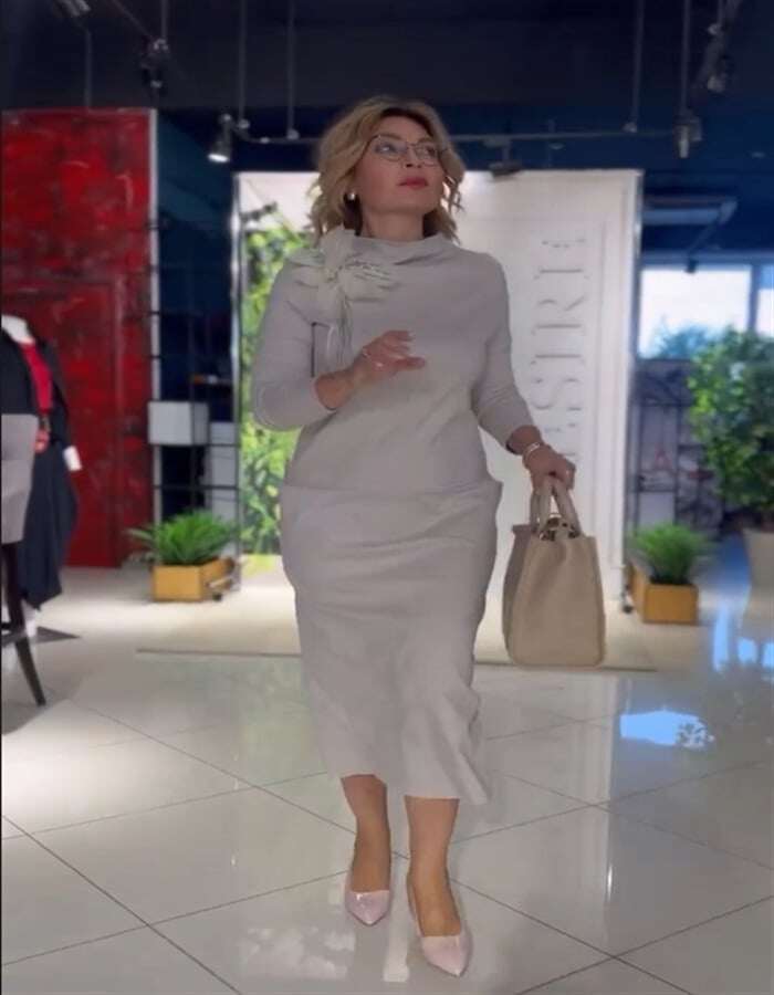 Vestido feminino com decote em V e bolsos