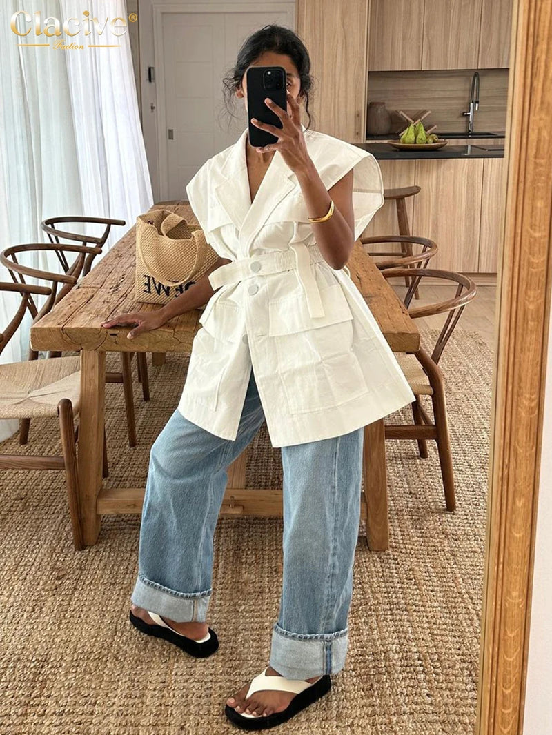 Camicia da donna in cotone bianco alla moda e ampia