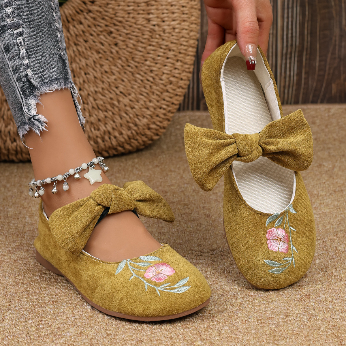 Novos sapatos baixos Mary Jane com fita bordada