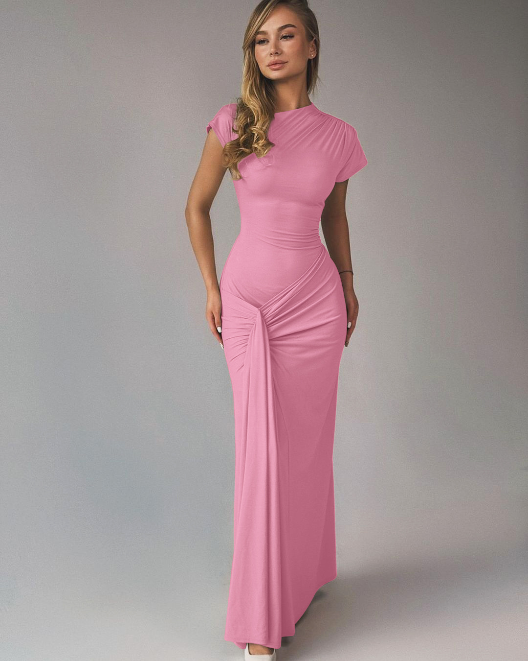 Klojuota suknelė trumpomis rankovėmis ir raišteliais, prigludusi prie figūros💗