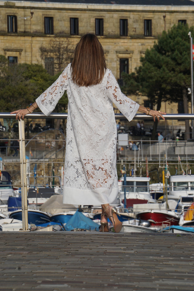 Vestido de mulher elegante de renda com decote em V