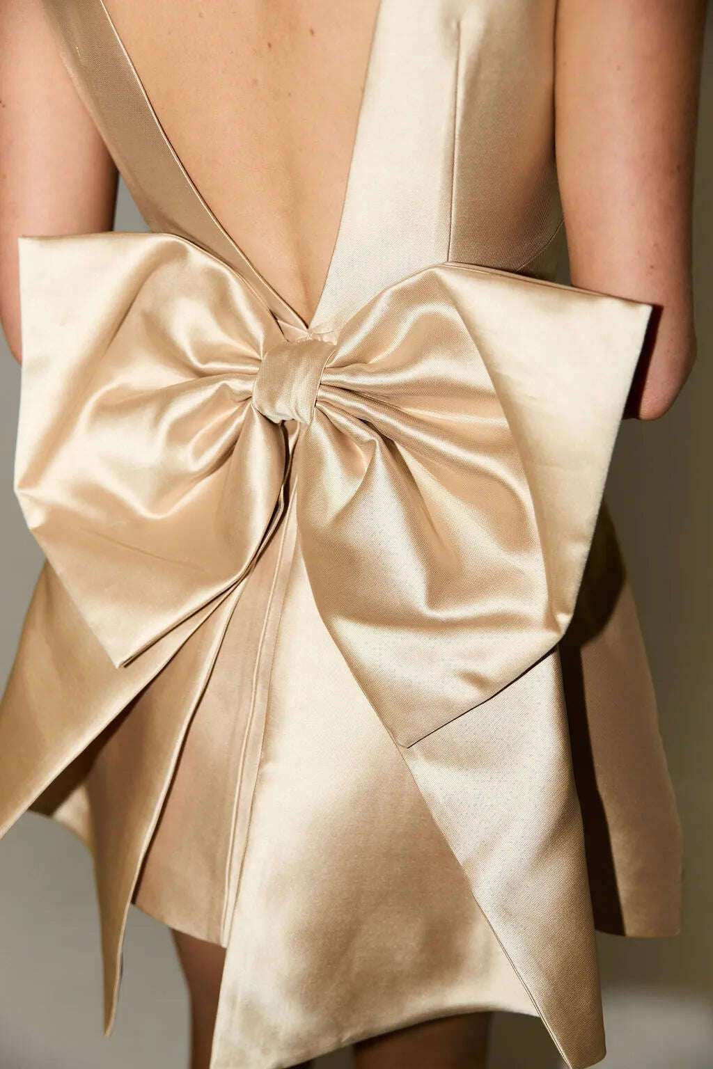 Minivestido com decote quadrado e detalhe de laço de cetim personalizado