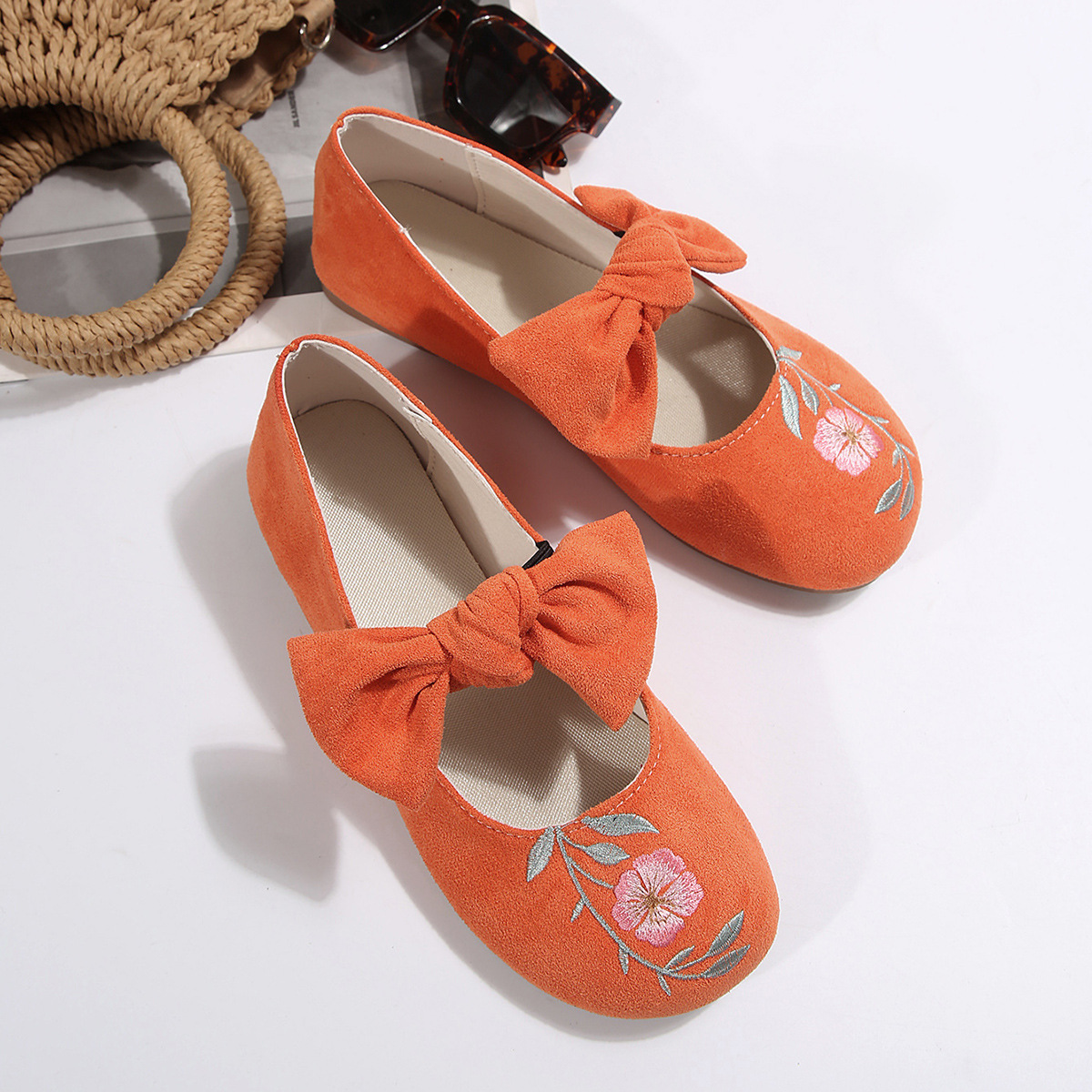 Novos sapatos baixos Mary Jane com fita bordada