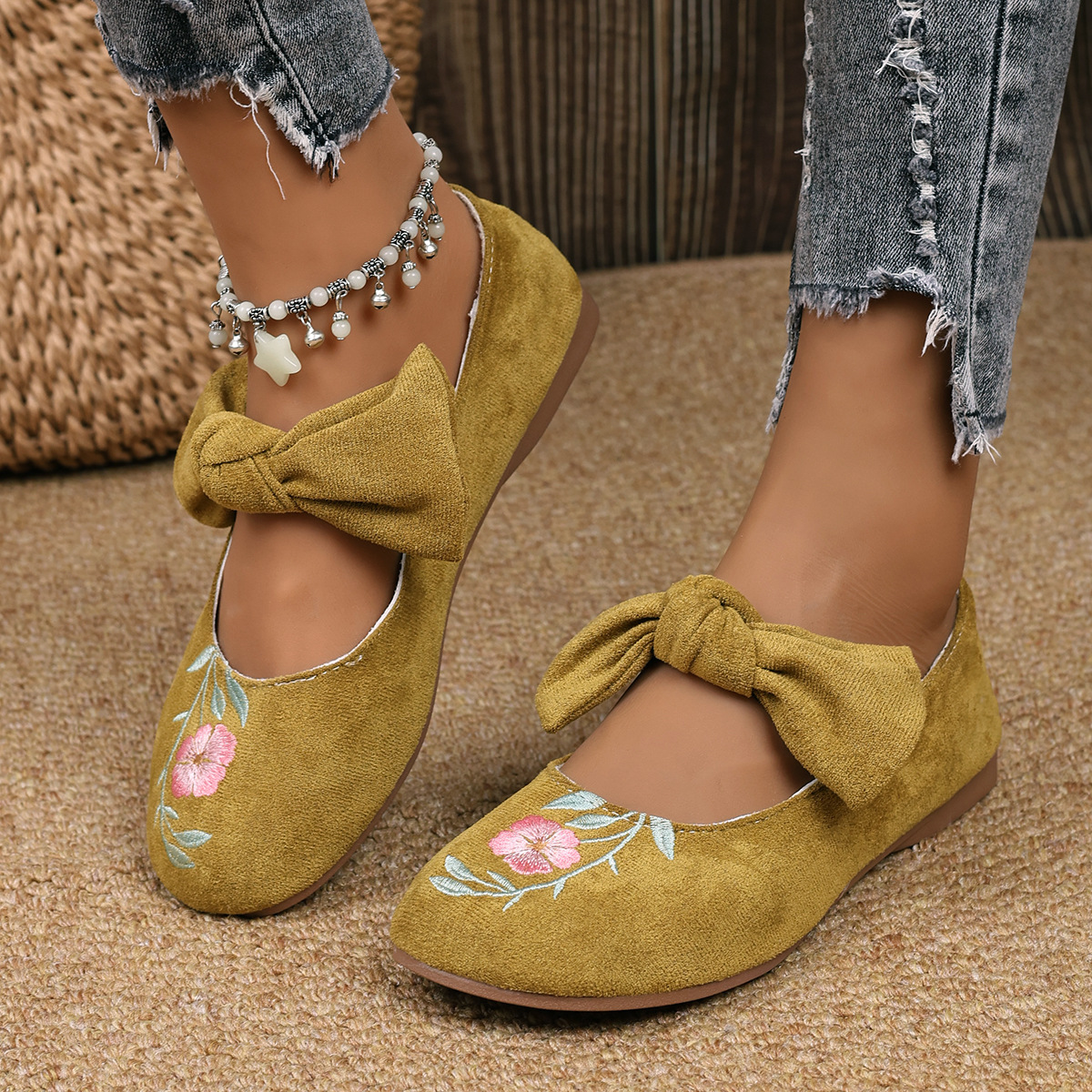 Novos sapatos baixos Mary Jane com fita bordada