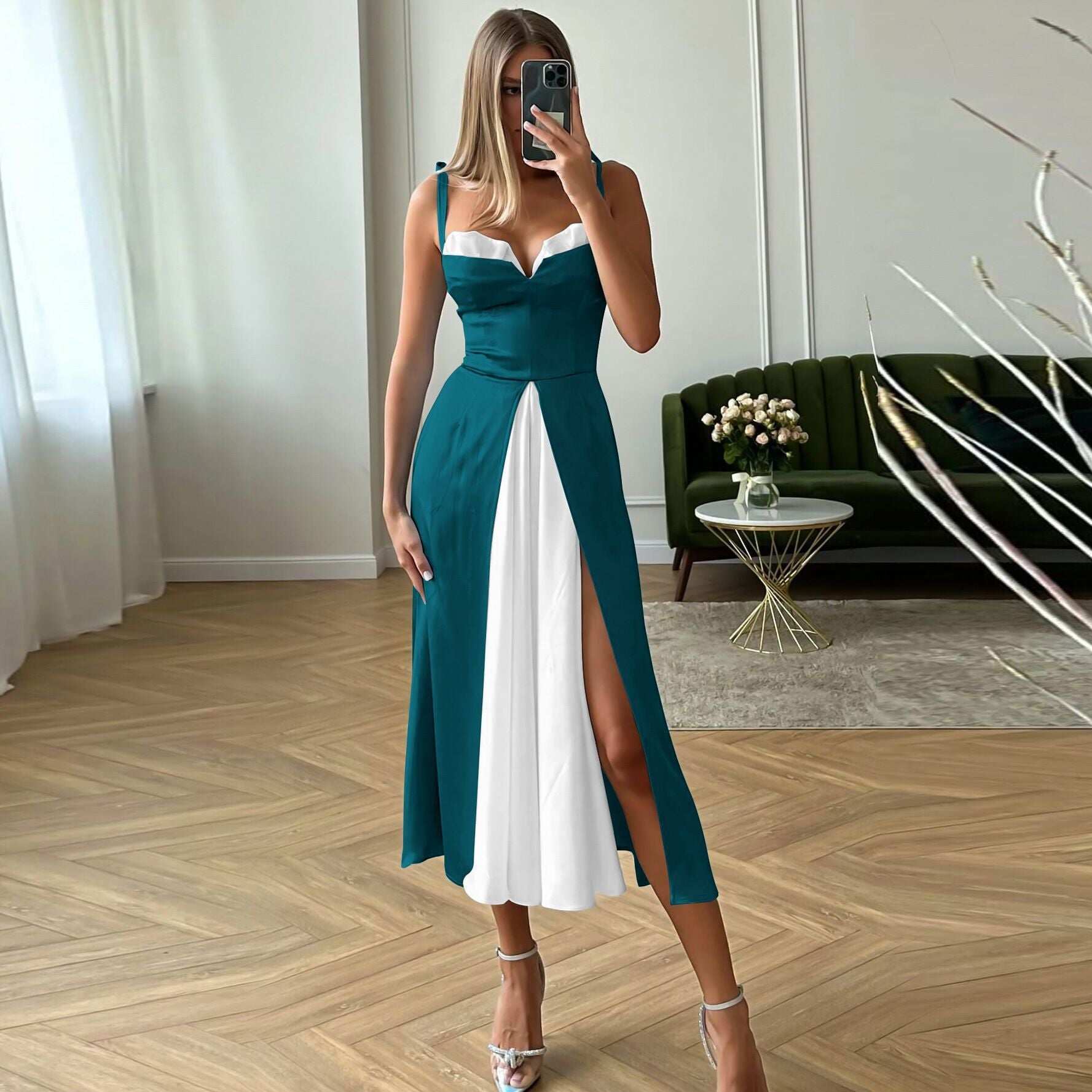 Abito midi da donna con ampio spacco e cintura patchwork