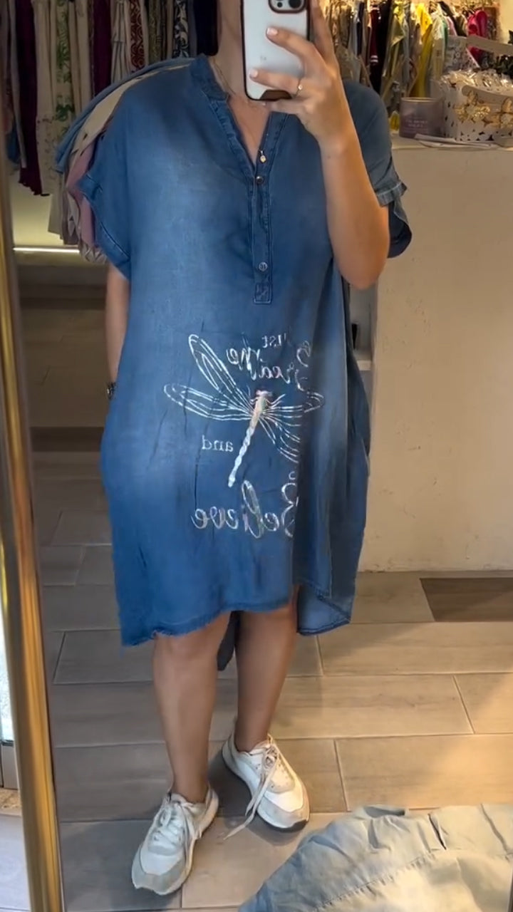 Γυναικείο τζιν φόρεμα casual με V ντεκολτέ και ημιανοιχτό γιακά, που κουμπώνει με κουμπιά.