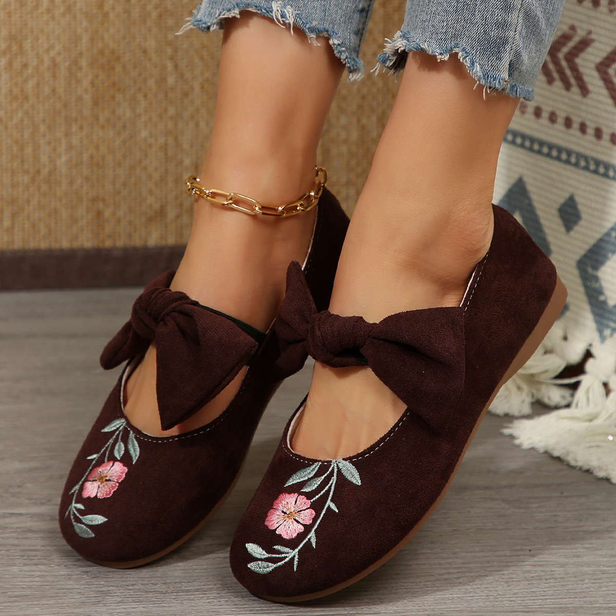 Novos sapatos baixos Mary Jane com fita bordada