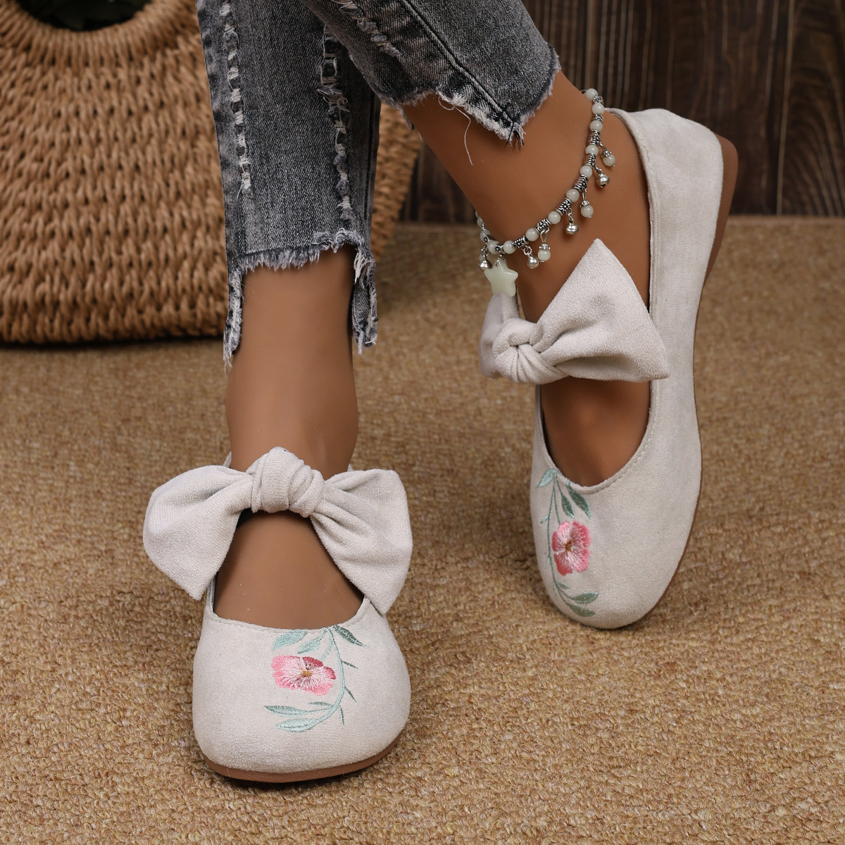 Novos sapatos baixos Mary Jane com fita bordada