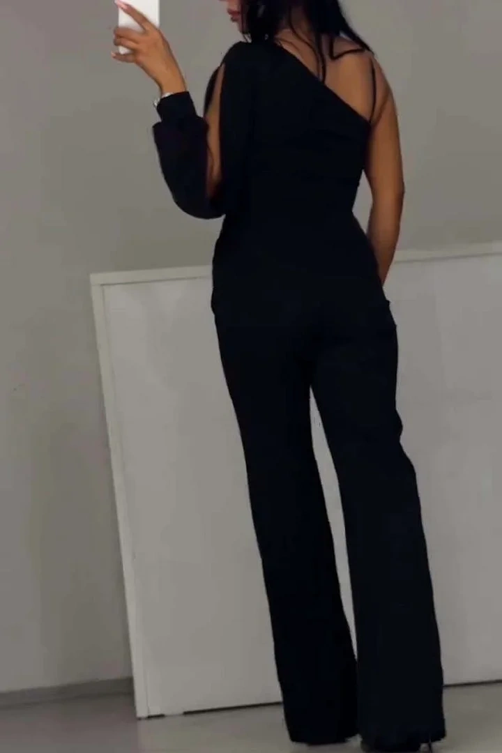 Tuta da donna elegante e sexy con spalle scese e spacco alto