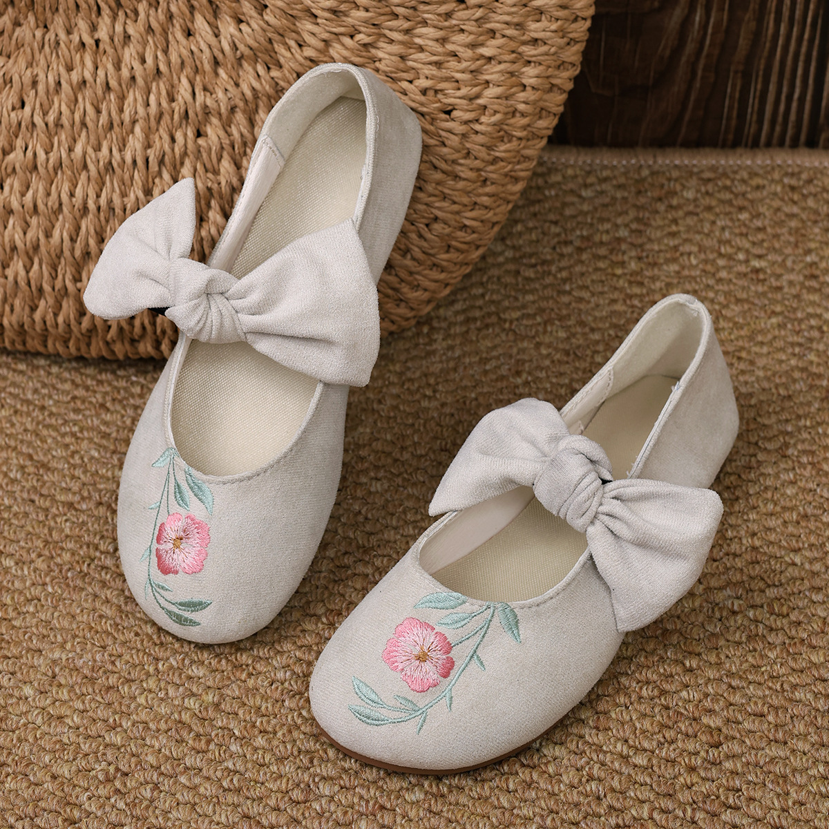 Novos sapatos baixos Mary Jane com fita bordada