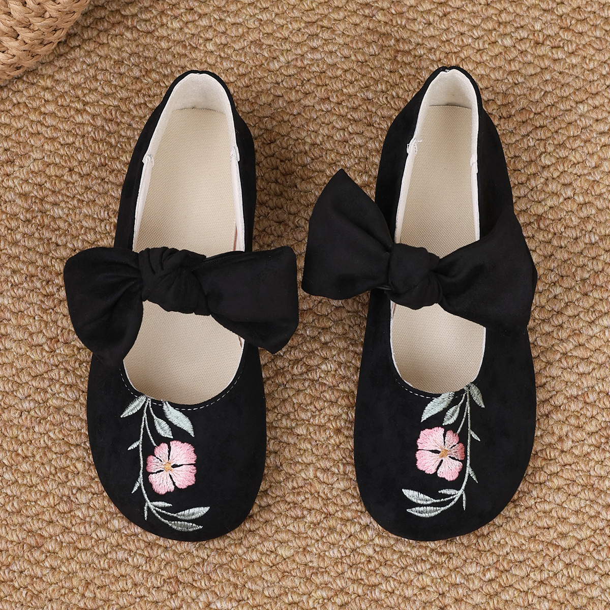 Novos sapatos baixos Mary Jane com fita bordada