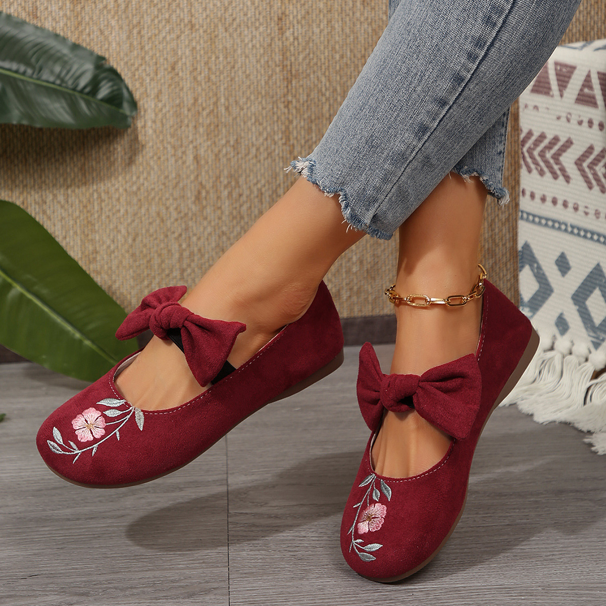 Novos sapatos baixos Mary Jane com fita bordada