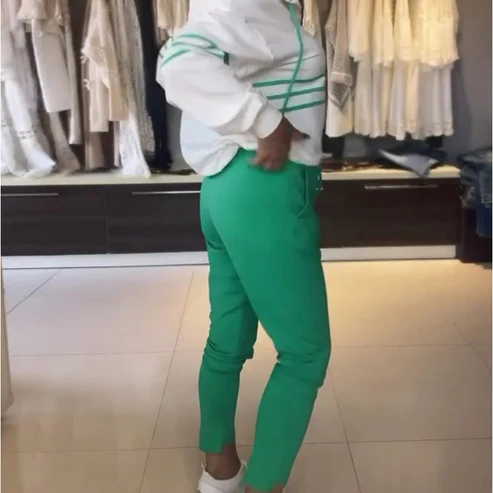 Completo felpa con cappuccio e pantaloni a righe da donna