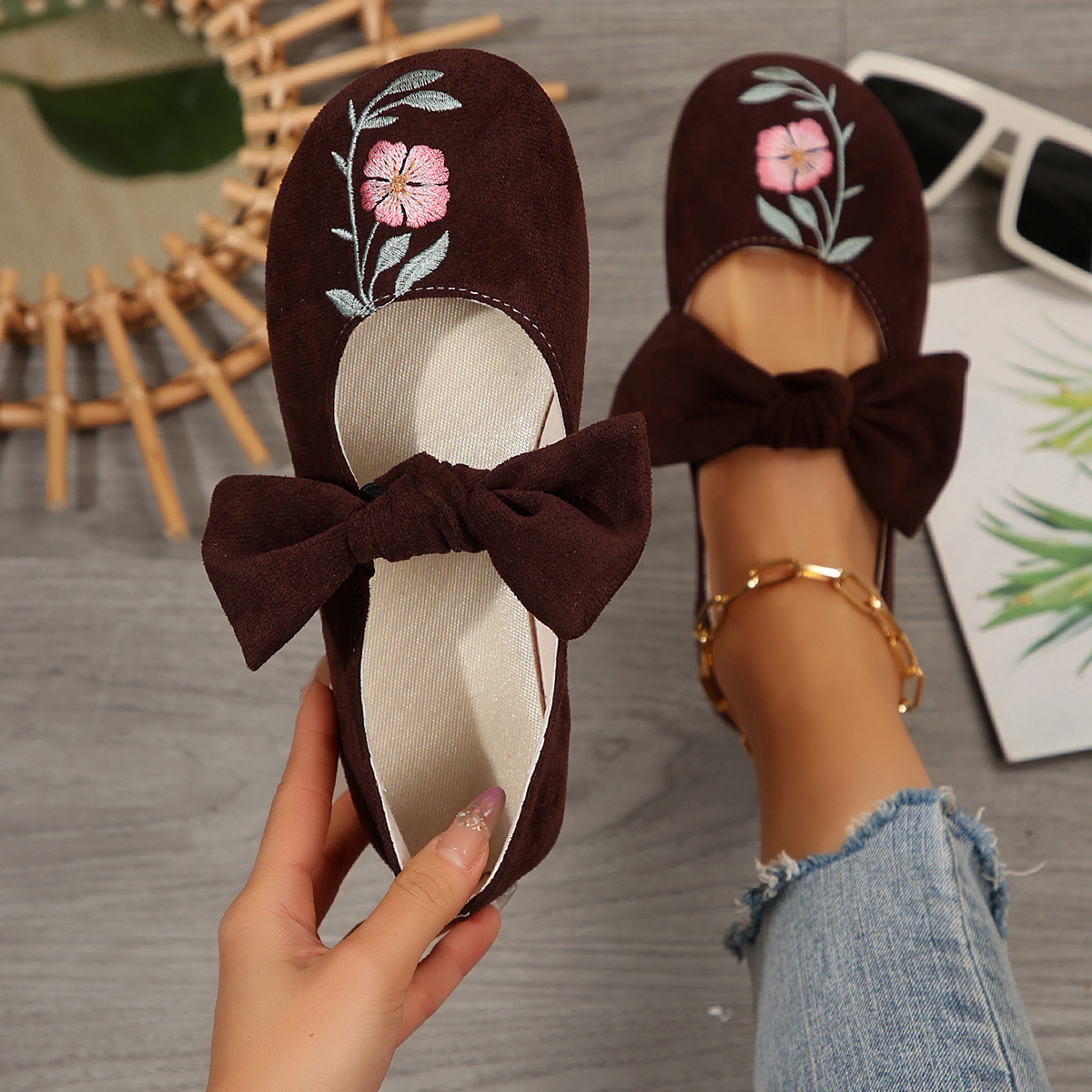 Novos sapatos baixos Mary Jane com fita bordada