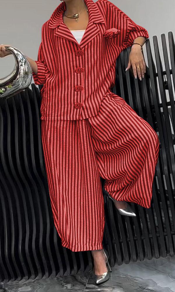 Completo due pezzi con top e pantaloni a righe comode da donna