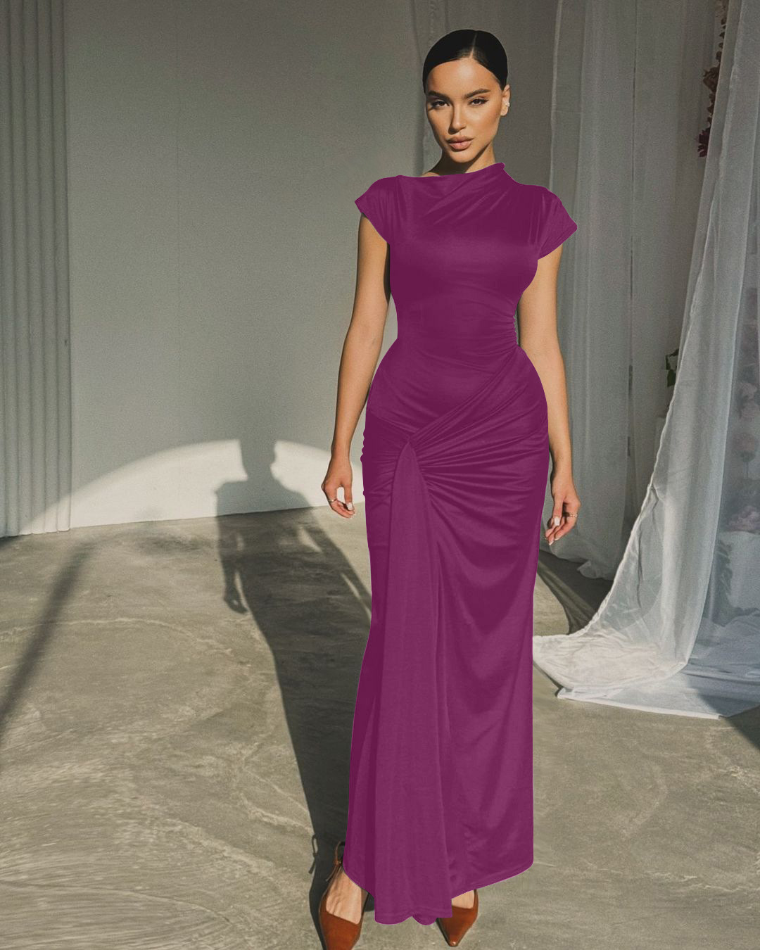Um vestido plissado com mangas curtas e rendas, ajustado ao corpo💗