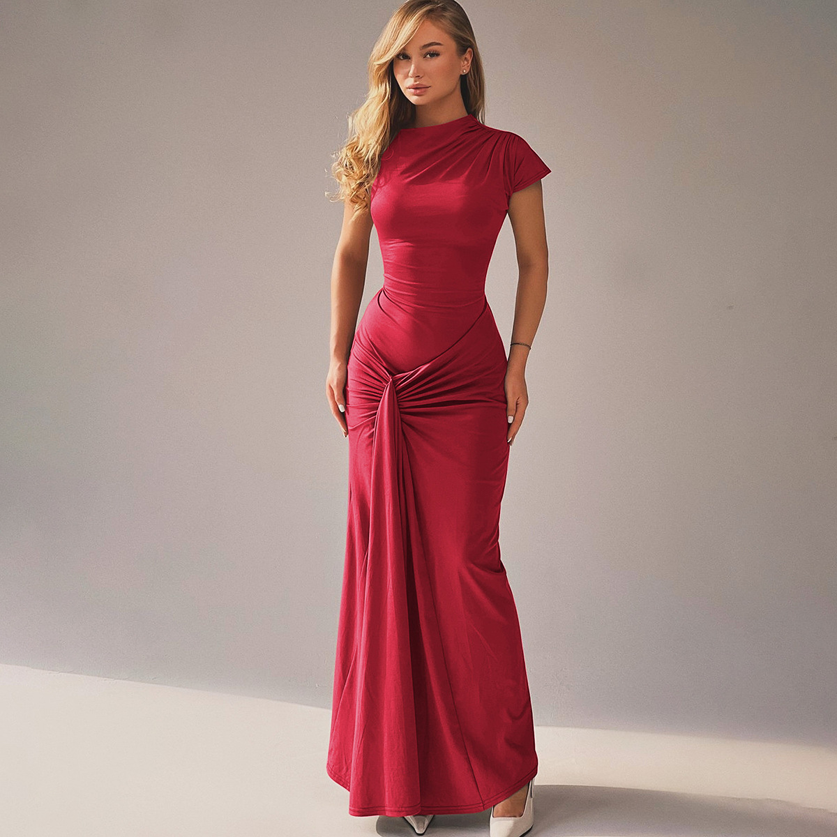 Um vestido plissado com mangas curtas e rendas, ajustado ao corpo💗