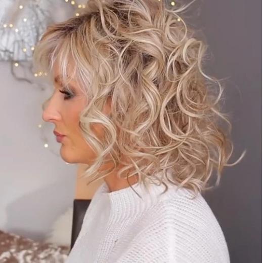 Blonde, voluminous, short, wavy, curly wig