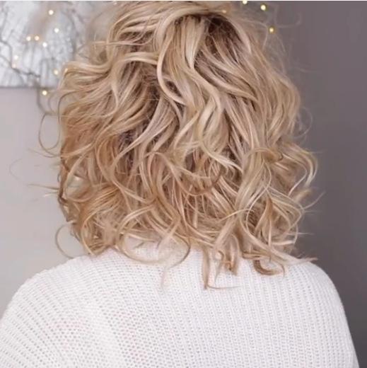 Blonde, voluminous, short, wavy, curly wig
