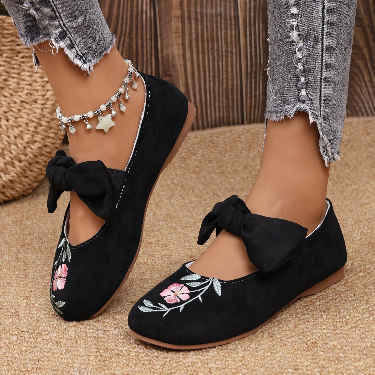 Novos sapatos baixos Mary Jane com fita bordada