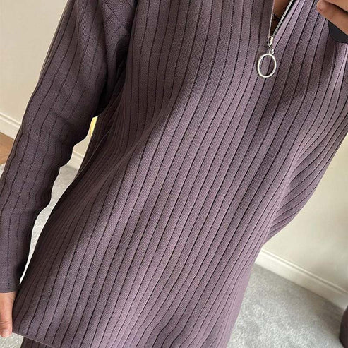 Completo da donna in maglia a coste con pantaloni a spacco