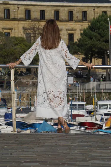 Elegante abito in pizzo da donna con scollo a V