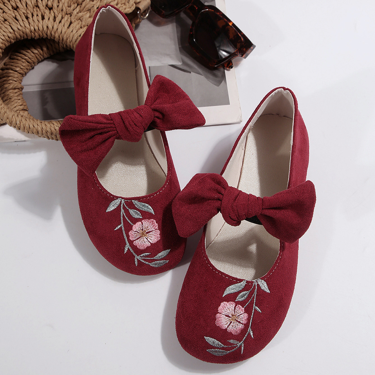 Novos sapatos baixos Mary Jane com fita bordada