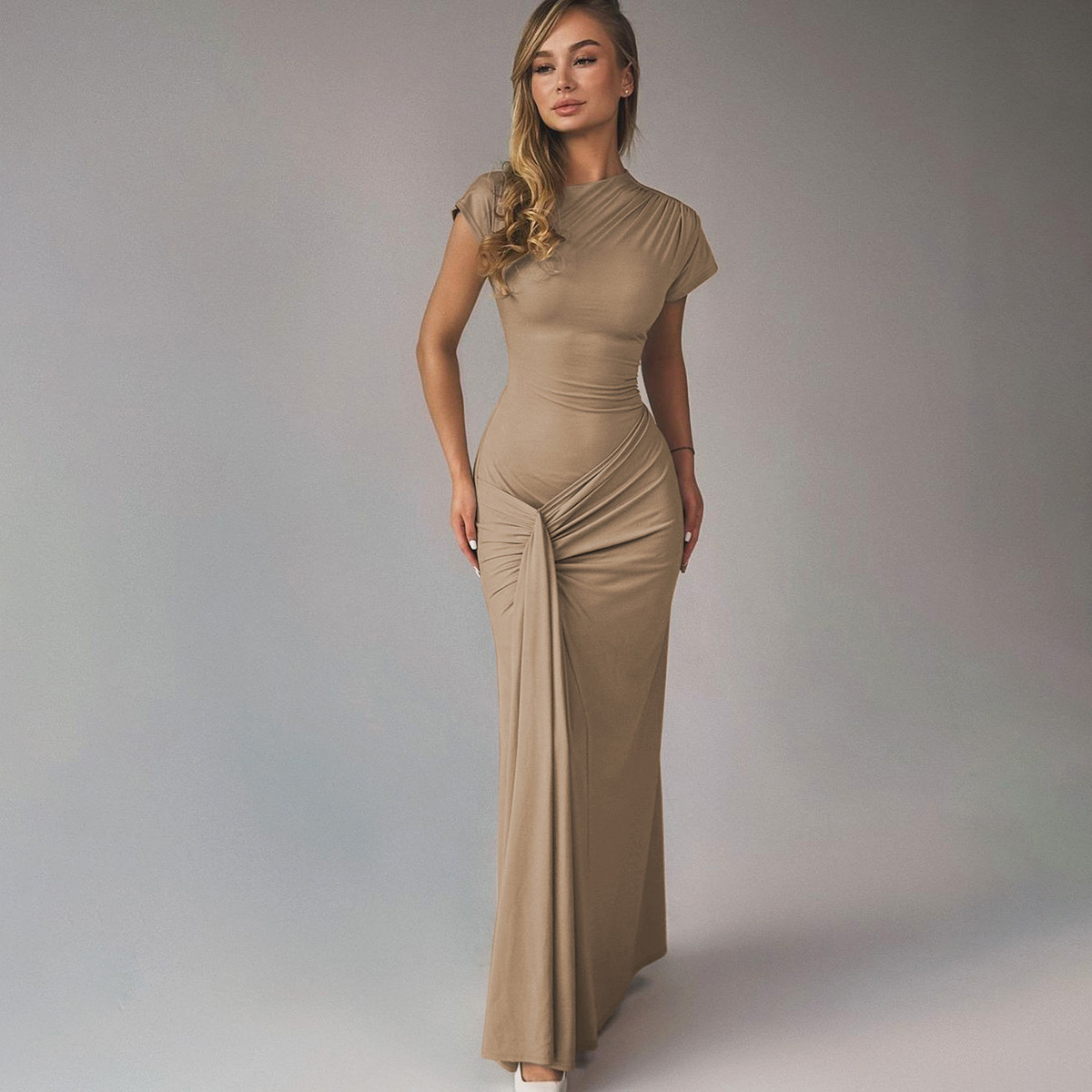 Um vestido plissado com mangas curtas e rendas, ajustado ao corpo💗