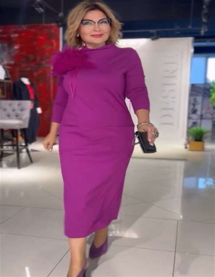 Vestido feminino com decote em V e bolsos