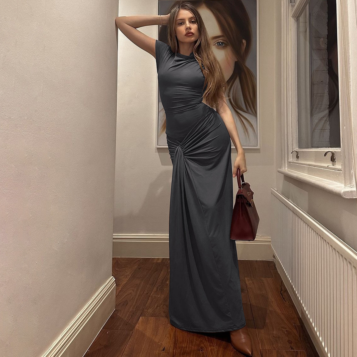 Um vestido plissado com mangas curtas e rendas, ajustado ao corpo💗