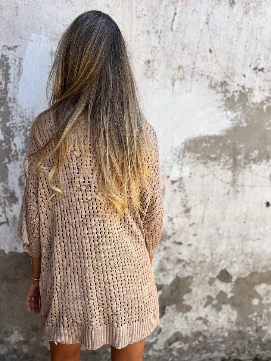 T-shirt in maglia cava con scollo a V