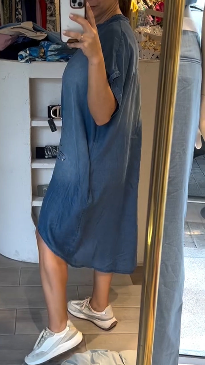Vestido jeans casual feminino com decote em V e gola semiaberta, fechado com botões.