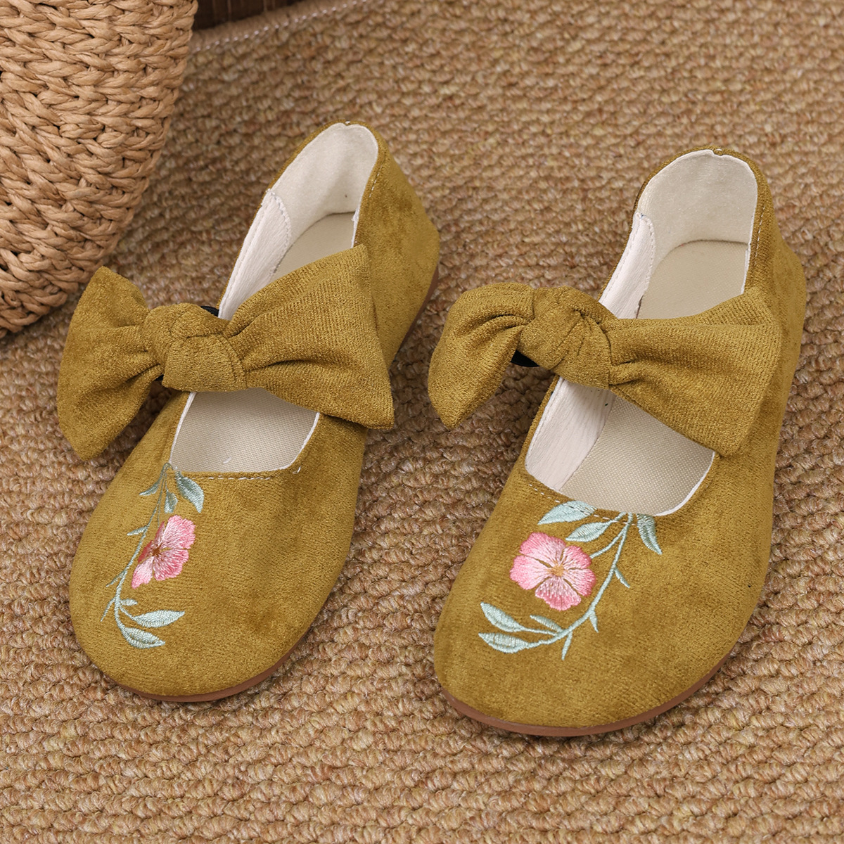 Novos sapatos baixos Mary Jane com fita bordada