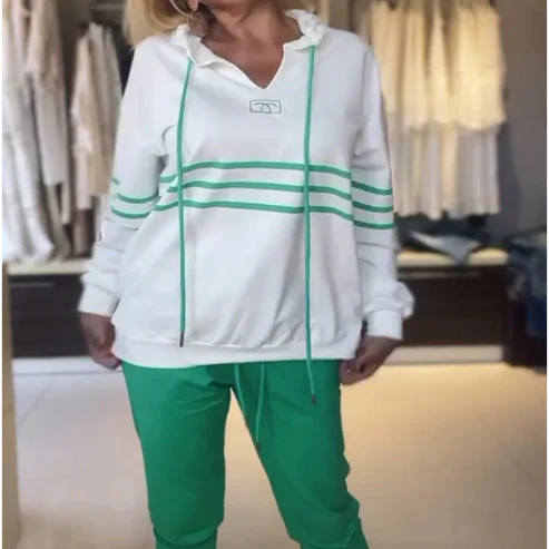 Completo felpa con cappuccio e pantaloni a righe da donna