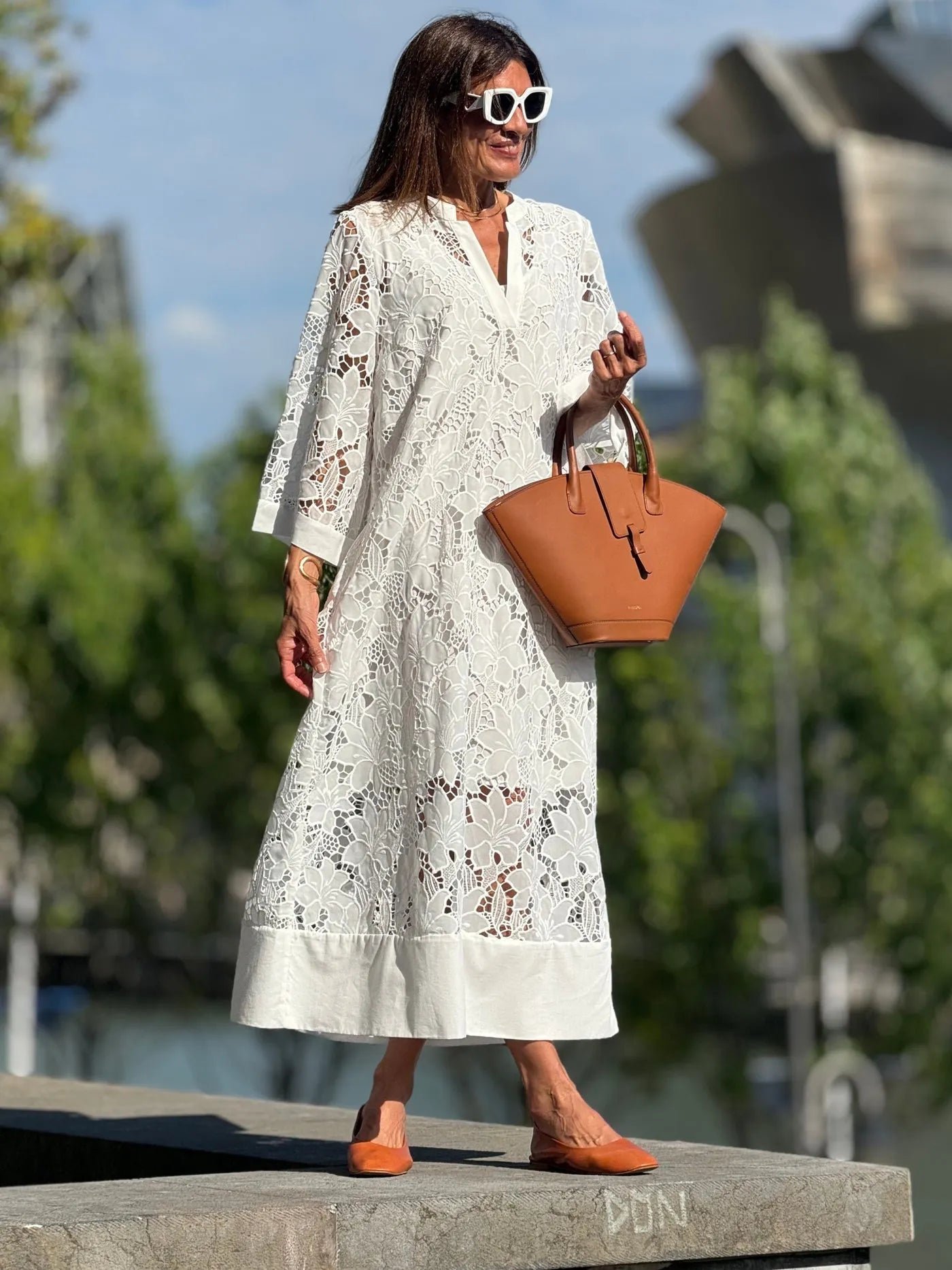 Elegante abito in pizzo da donna con scollo a V