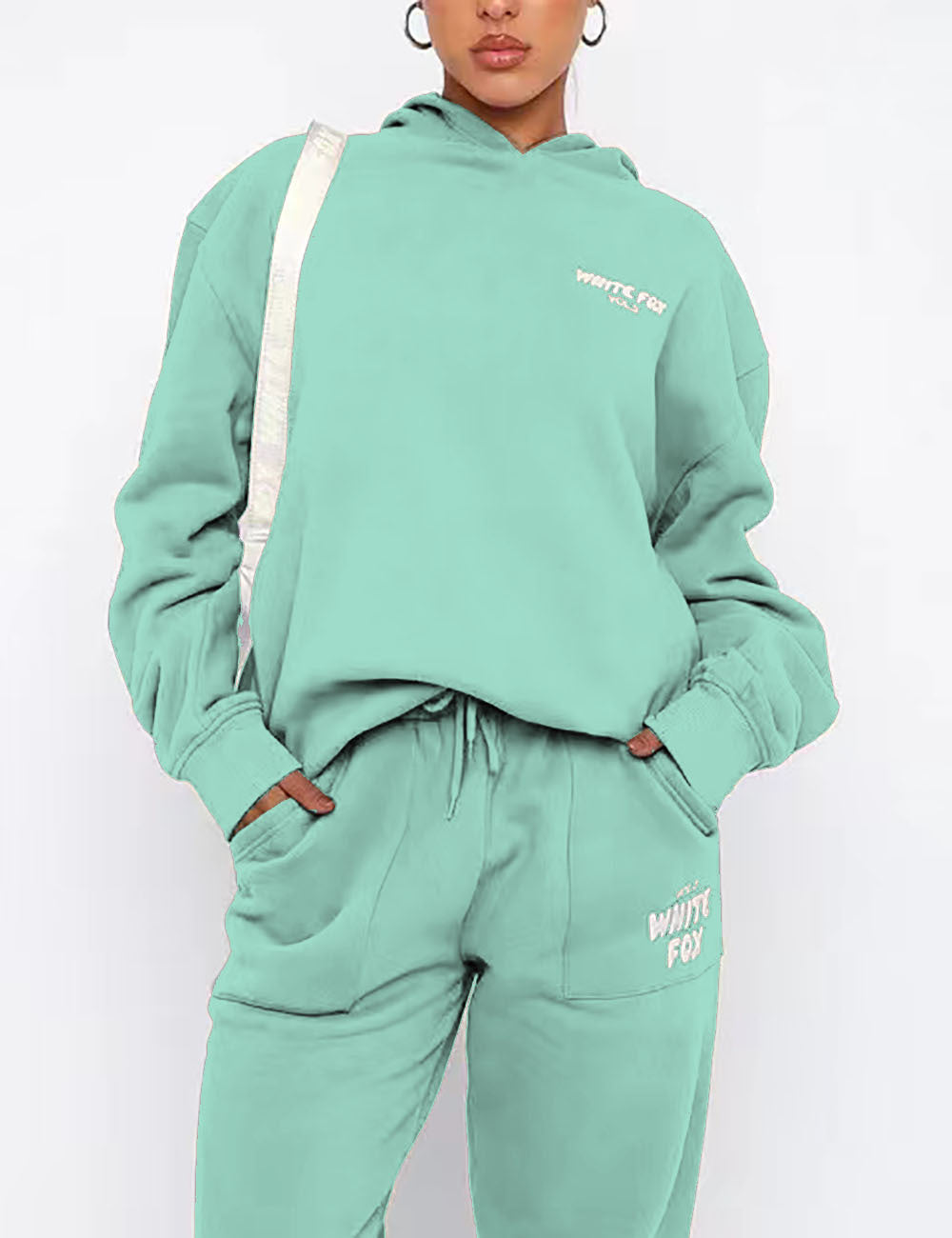 Um novo conjunto de duas peças de sweatshirt desportiva com capuz