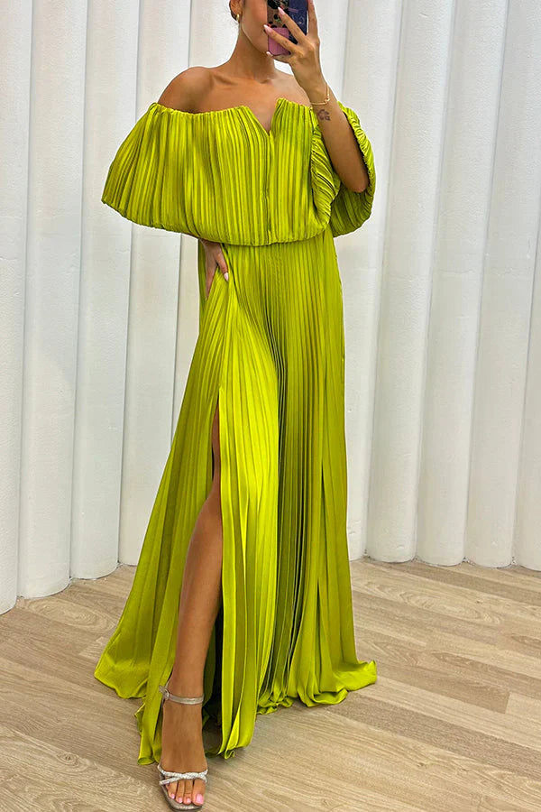 Vestido maxi plissado com ombros largos e cintura elástica