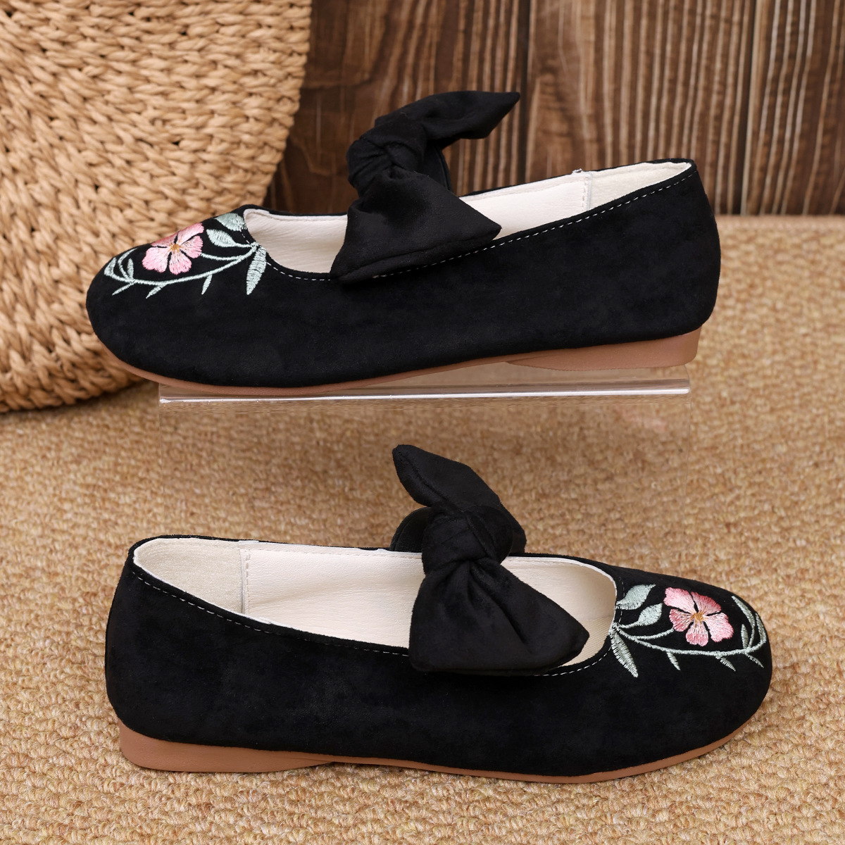 Novos sapatos baixos Mary Jane com fita bordada