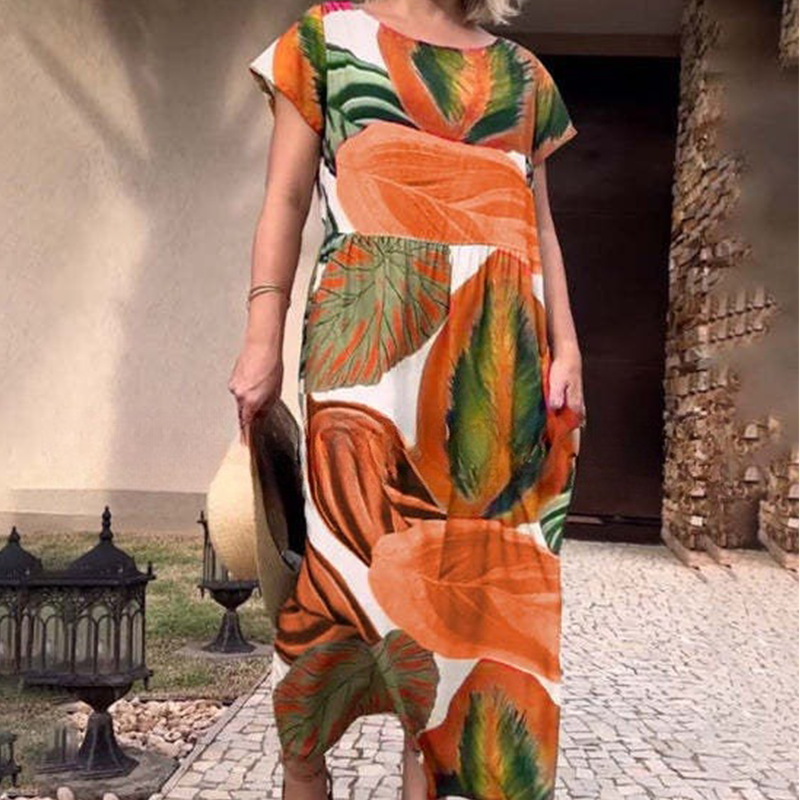 Vestido com estampa de folhas, decote redondo e fenda lateral