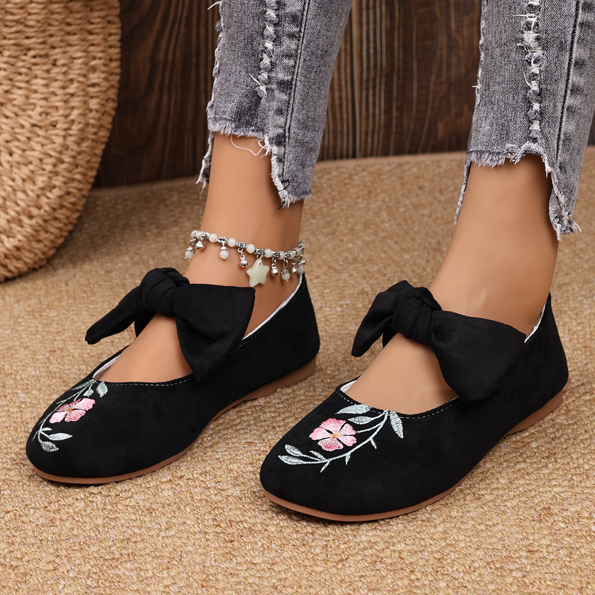 Novos sapatos baixos Mary Jane com fita bordada