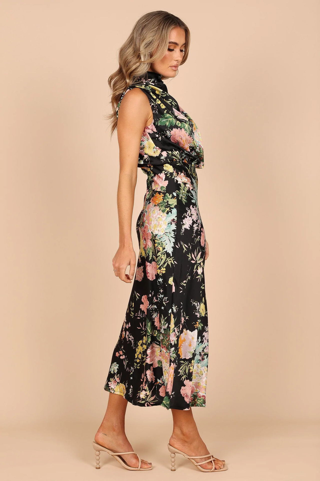 Vestido longo floral com decote redondo e cintura elástica