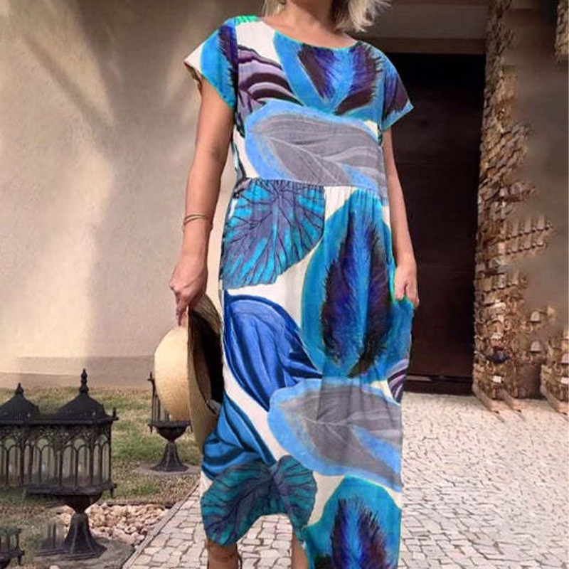 Vestido com estampa de folhas, decote redondo e fenda lateral