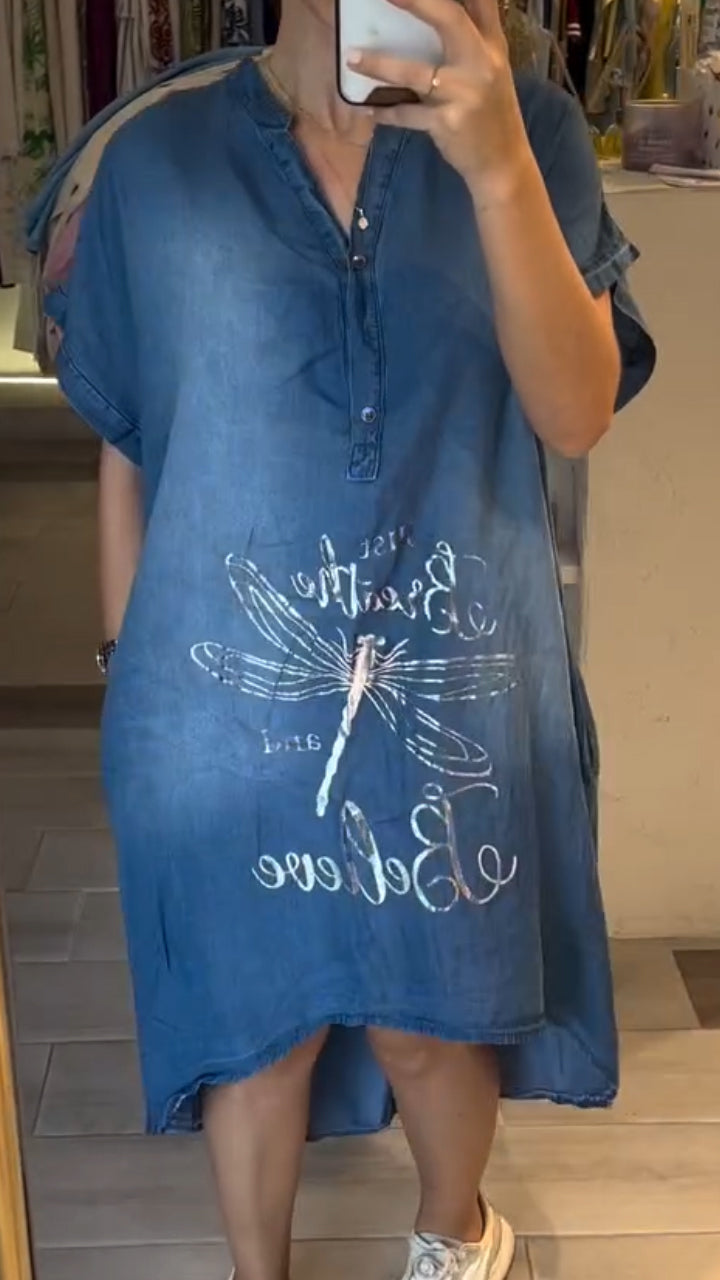 Vestido jeans casual feminino com decote em V e gola semiaberta, fechado com botões.
