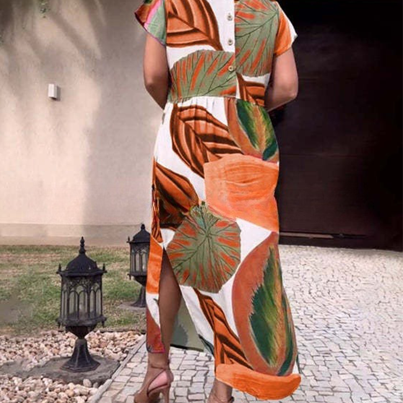 Vestido com estampa de folhas, decote redondo e fenda lateral