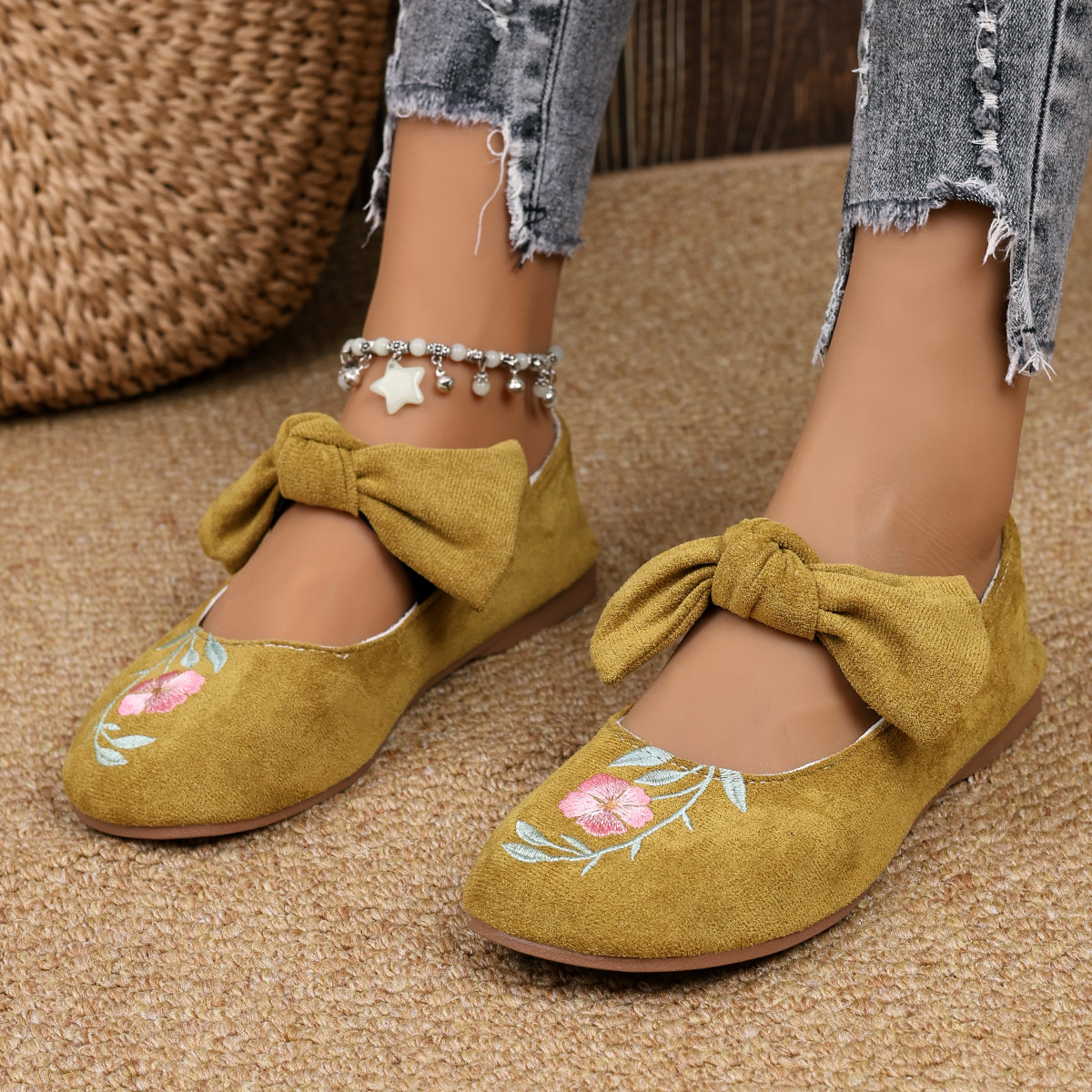 Novos sapatos baixos Mary Jane com fita bordada