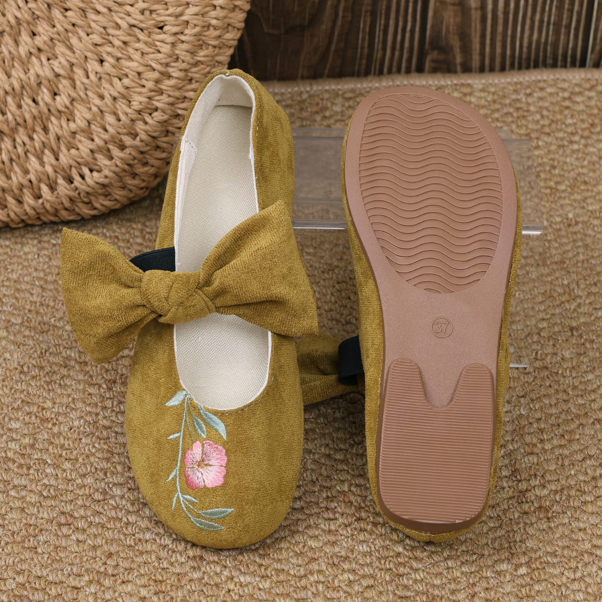 Novos sapatos baixos Mary Jane com fita bordada