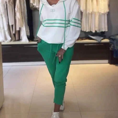 Completo felpa con cappuccio e pantaloni a righe da donna